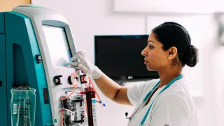 Nurse using the Prismaflex system