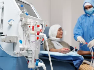  Medical professional providing HDx therapy to a woman in a hospital setting