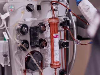 Healthcare professional interacts with the PrisMax system with a TPE filterset attached to it